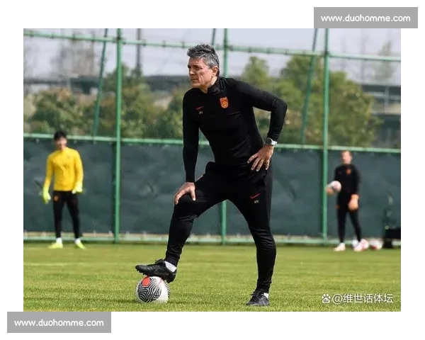 国足迎战中国香港:客队剑指破门保平,边路对决暗藏玄机 国足迎战中国香港:客队剑指破门保平,边路对决暗藏玄机